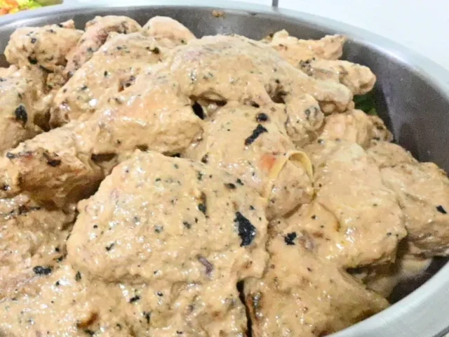 Hidangan ayam dalam dulang sajian